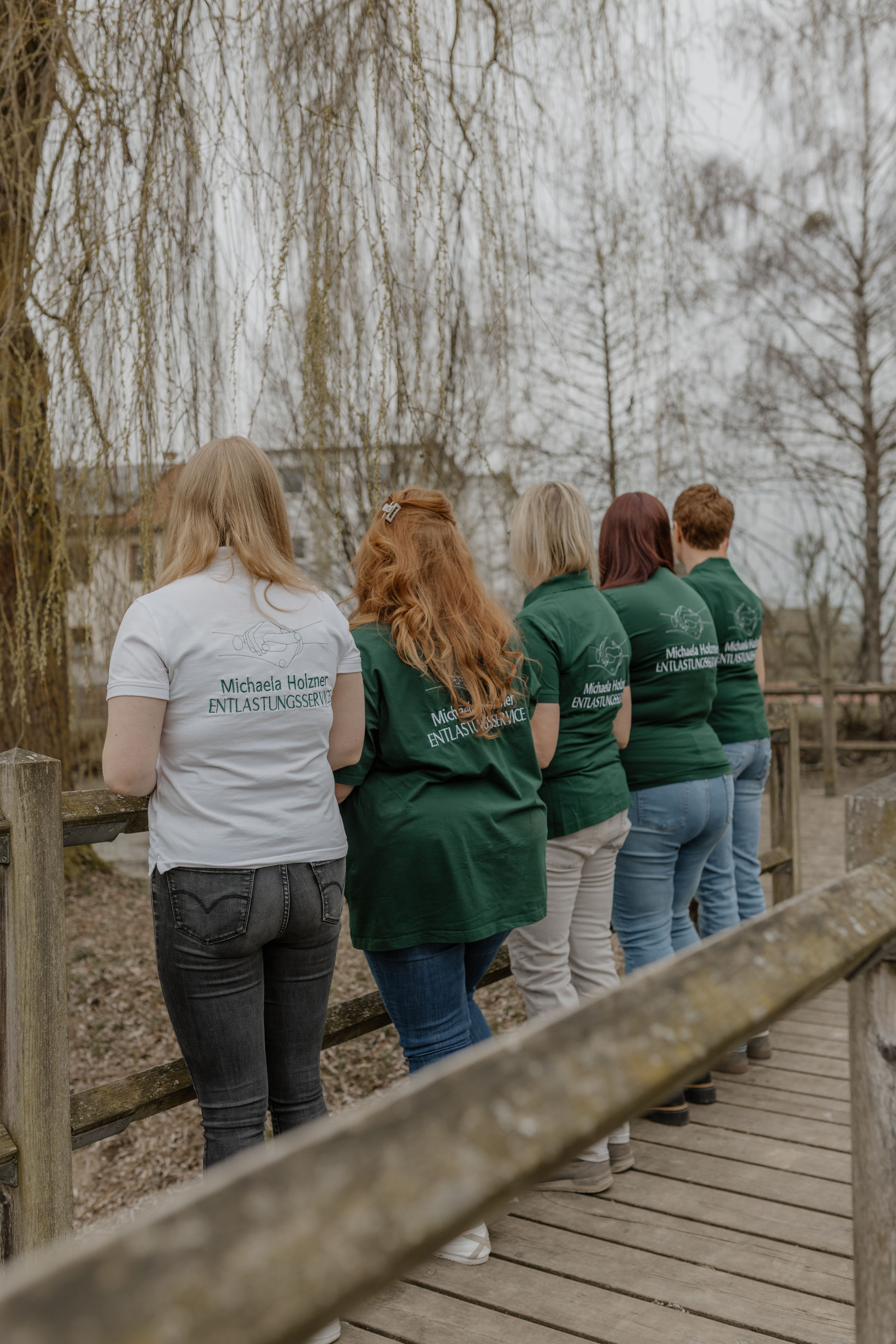 Team von MH Entlastungsservice vor dem Firmenfahrzeug