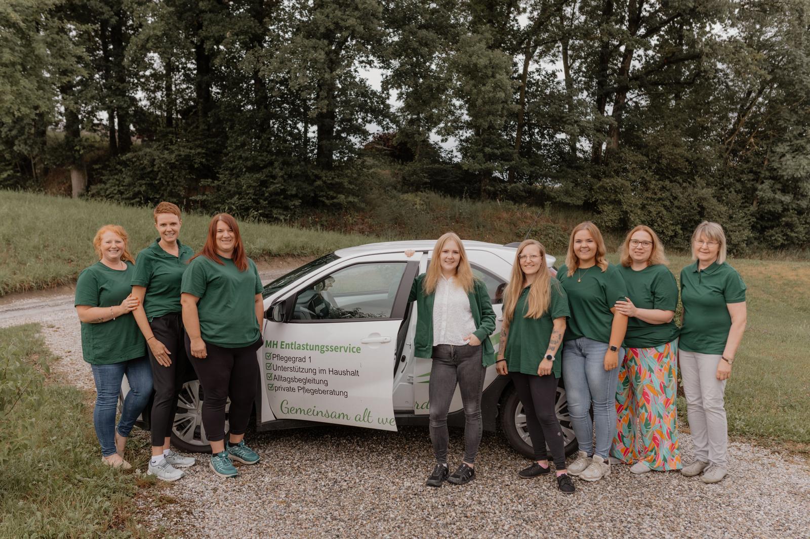 Das gesamte Team von MH Entlastungsservice vor dem Firmenfahrzeug